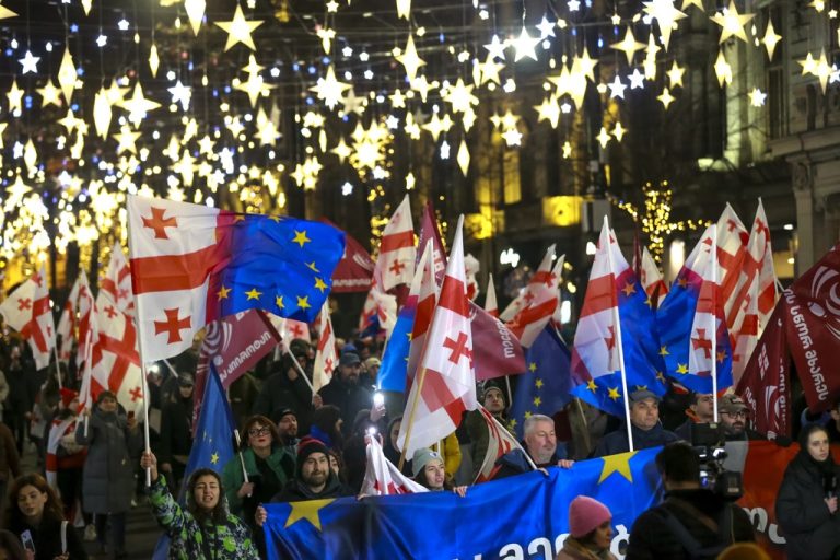 Година след началото: Хиляди грузинци продължават антиправителствените протести в Тбилиси