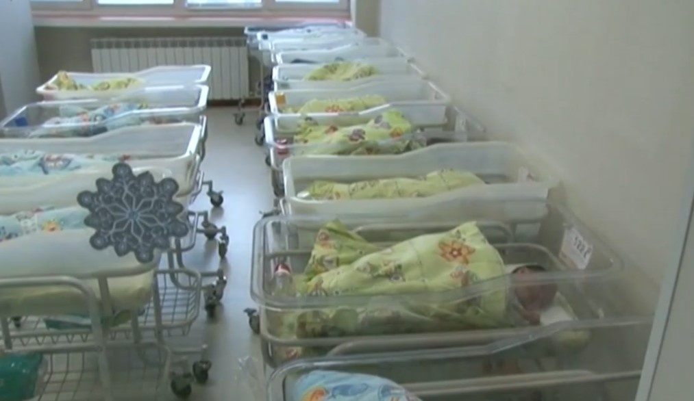 218 бебета проплакаха в Смолянската болница през 2025 г. – всички медици са пенсионери