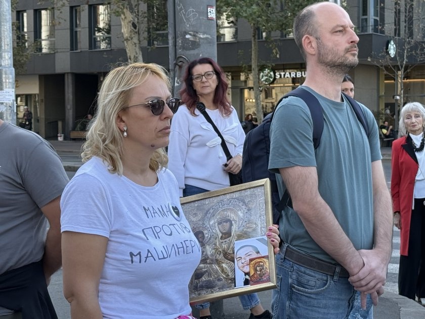 Майка на загинал в Нови Сад започна гладна стачка пред парламента в Белград с искане за оставка на Вучич