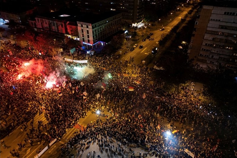 Белград пламна в сблъсъци: Майка на жертва започна гладна стачка, Вучич намекна за предсрочни избори