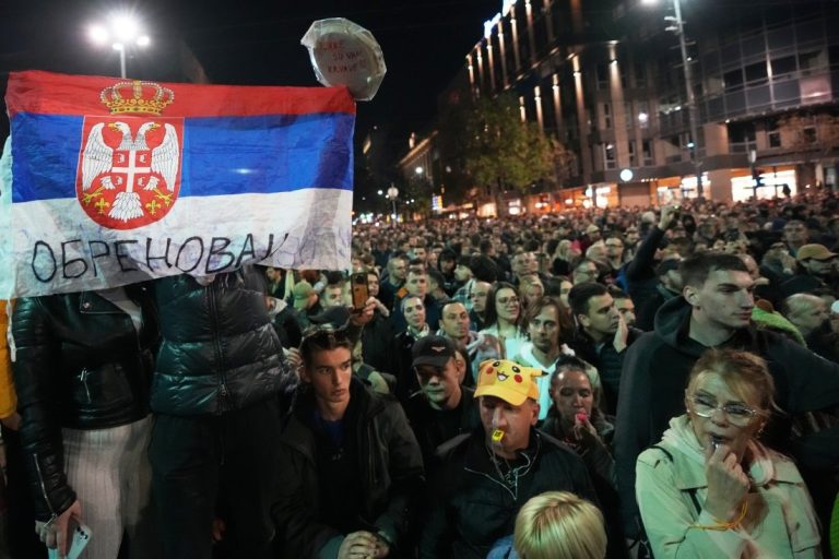 Напрежение в Белград: Десетки хиляди привърженици и противници на Вучич се сблъскаха пред парламента