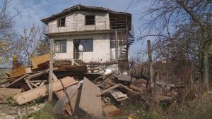 Имотна измама във Варненско осуетена: Трима задържани за опит да придобият имот на починал мъж чрез „обстоятелствена проверка“