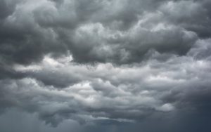 Облачно и мъгливо начало на седмицата: Дъжд в Източна България и очаквано рязко застудяване около 17 ноември