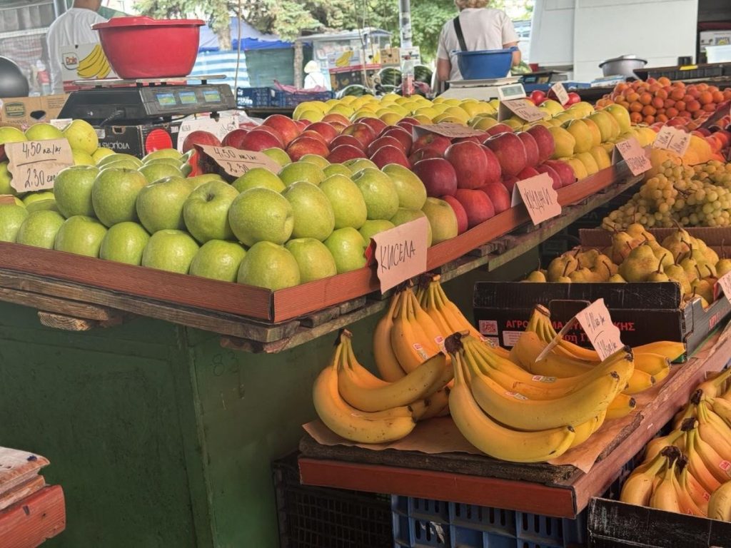 Потребителската кошница достигна 100 лева: Сезонно поскъпване и надценки над 50%