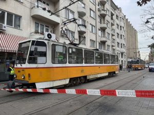 Трамвай номер 10 блъсна 11-годишно момиче с колело на площад „Славейков“