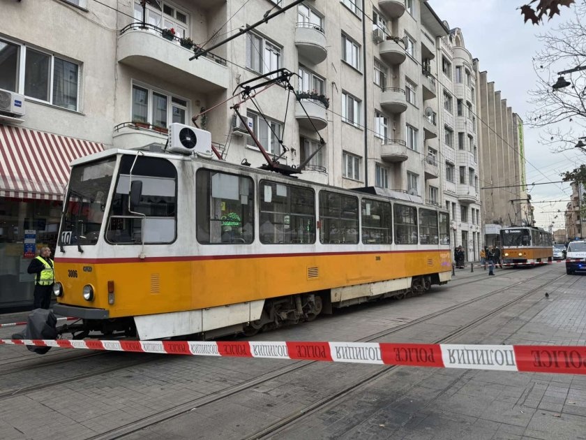 Трамвай номер 10 блъсна 11-годишно момиче с колело на площад „Славейков“