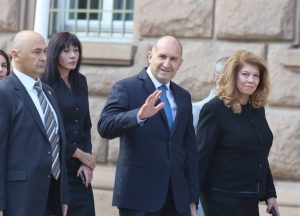 Радев наложи вето на особения управител на „Лукойл“: Вицепрезидентът Йотова защитава интересите на България