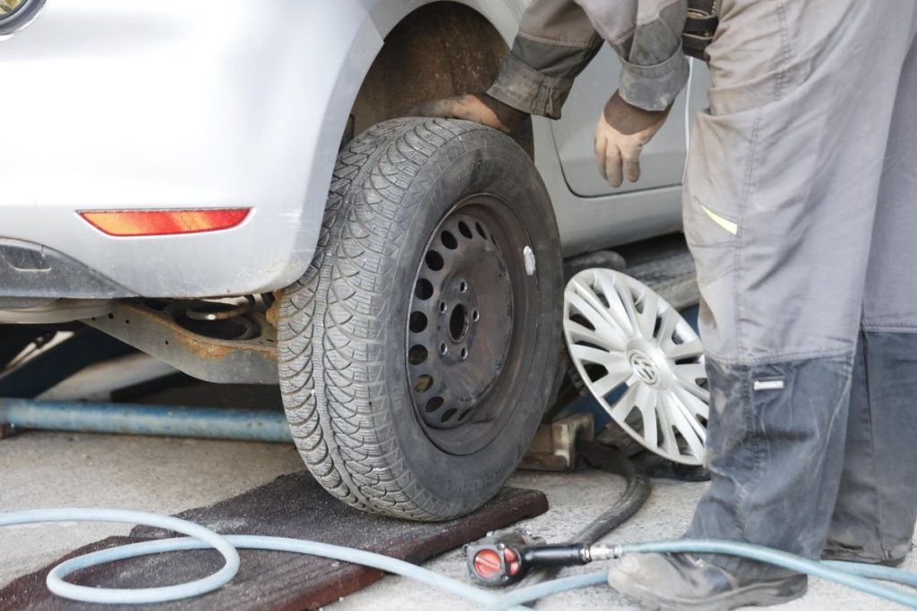 Глоби за неподходящи гуми: КАТ започва проверки от днес, санкциите стигат 100 лева и отнемане на точки