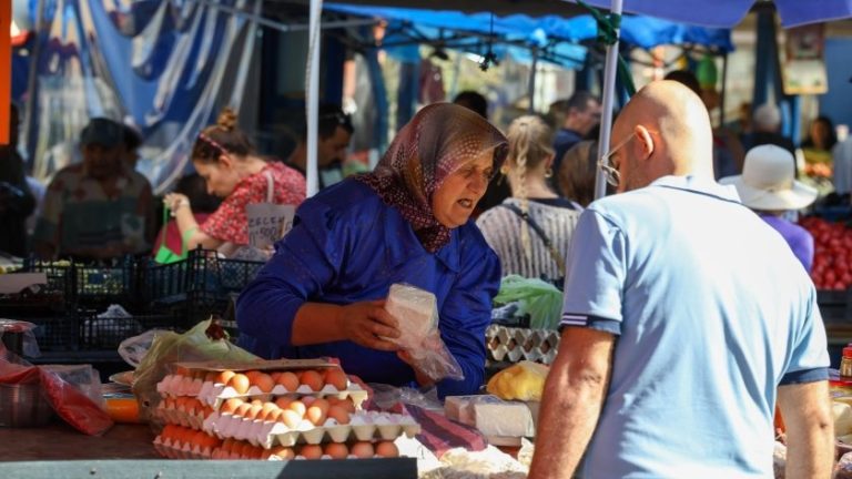 Годишната инфлация спада до 5.3% през октомври, но остава сред най-високите в еврозоната Годишната инфлация спада до 5.3% през октомври, но остава сред най-високите в еврозоната
