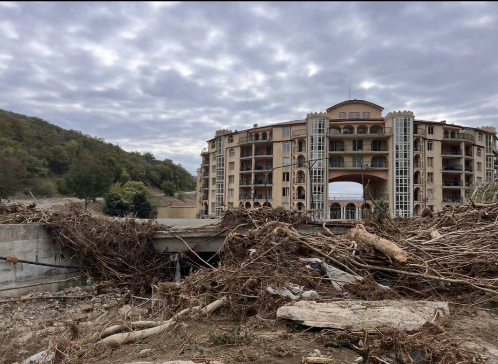 ДНСК нареди премахване на незаконното корито на река Козлука в Елените, открити са още нарушения