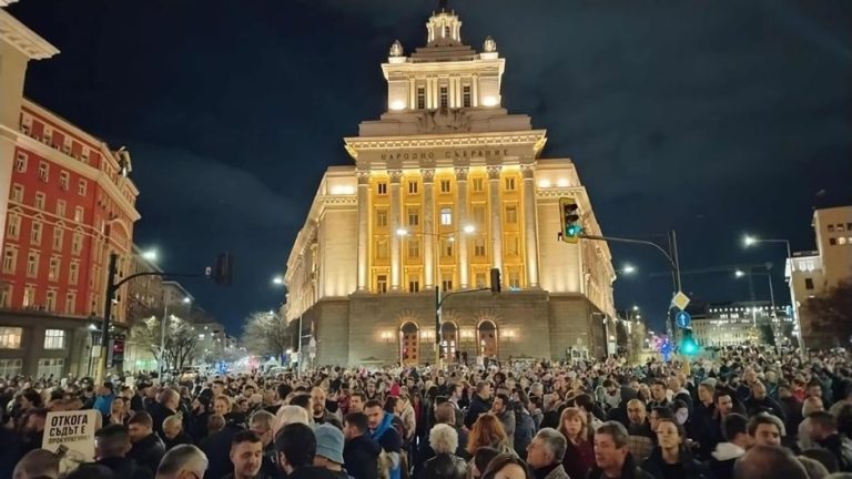 Шествие "Свобода за политическите затворници" блокира центъра на София и големите градове Шествие "Свобода за политическите затворници" блокира центъра на София и големите градове