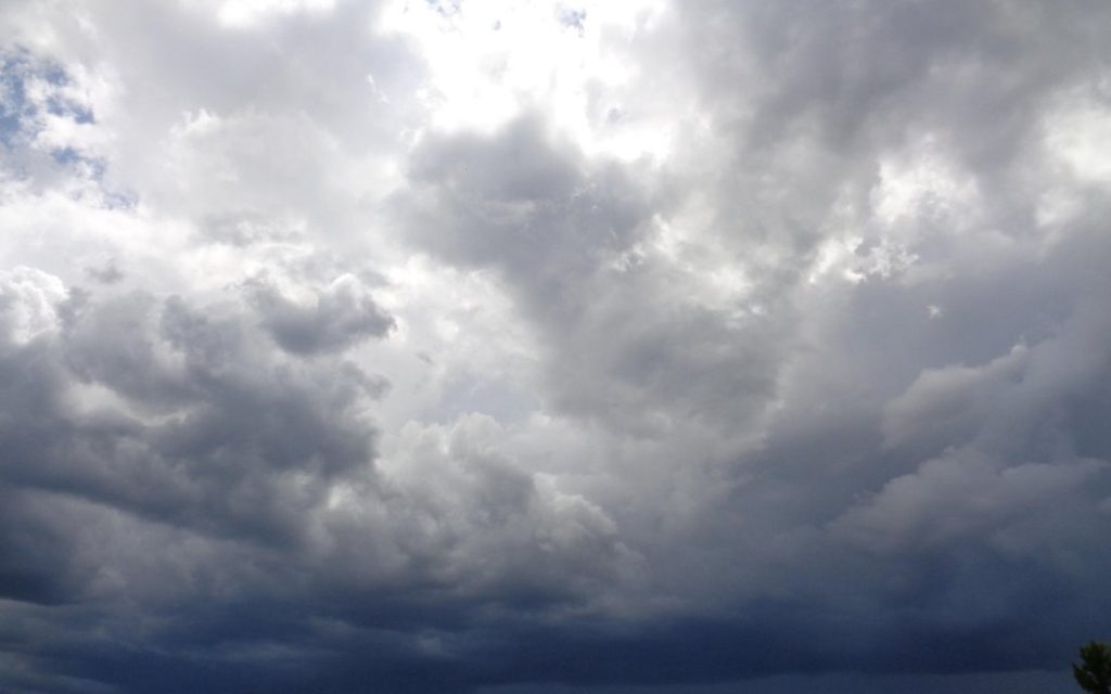 Динамичен петък: Бурен вятър до 90 км/ч, сахарски прах и необичайна топлина преди рязкото застудяване