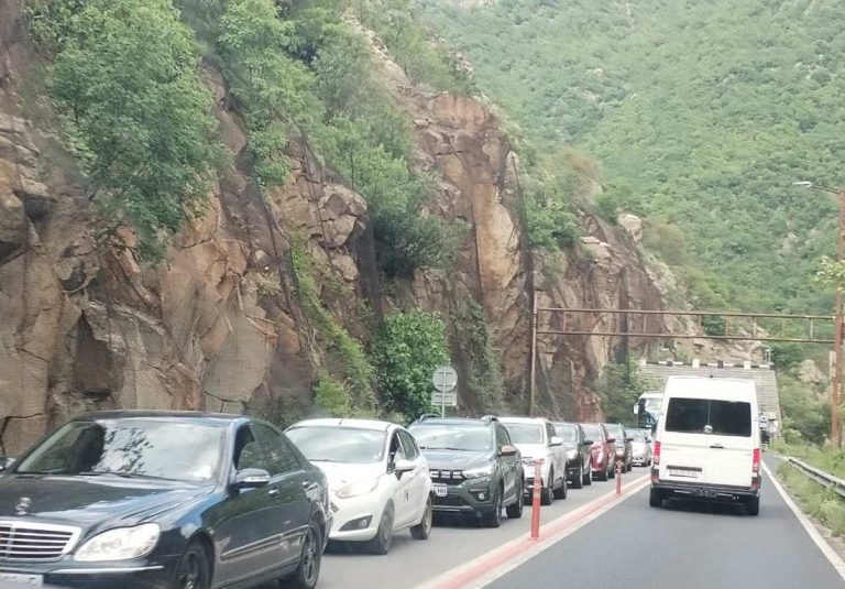 Движението в Кресненското дефиле е напълно възстановено след свличането на скална маса