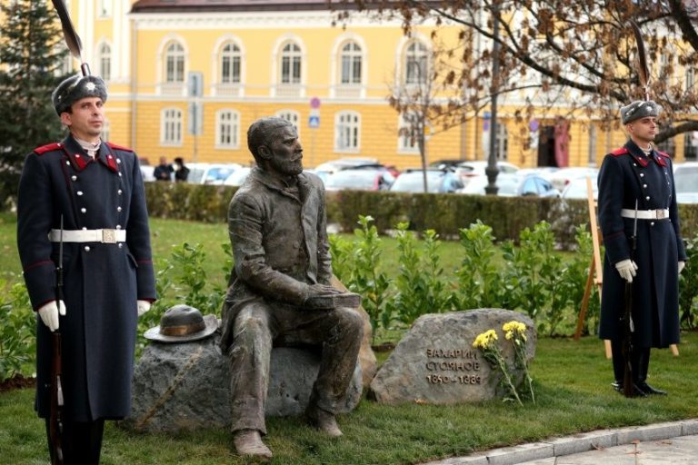 Тържествено откриха паметник на Захарий Стоянов пред Народното събрание в София