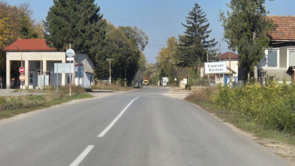 Опасна икономия в Сливо поле: Кметът остави пътя Борисово–Юделник без задължителна маркировка