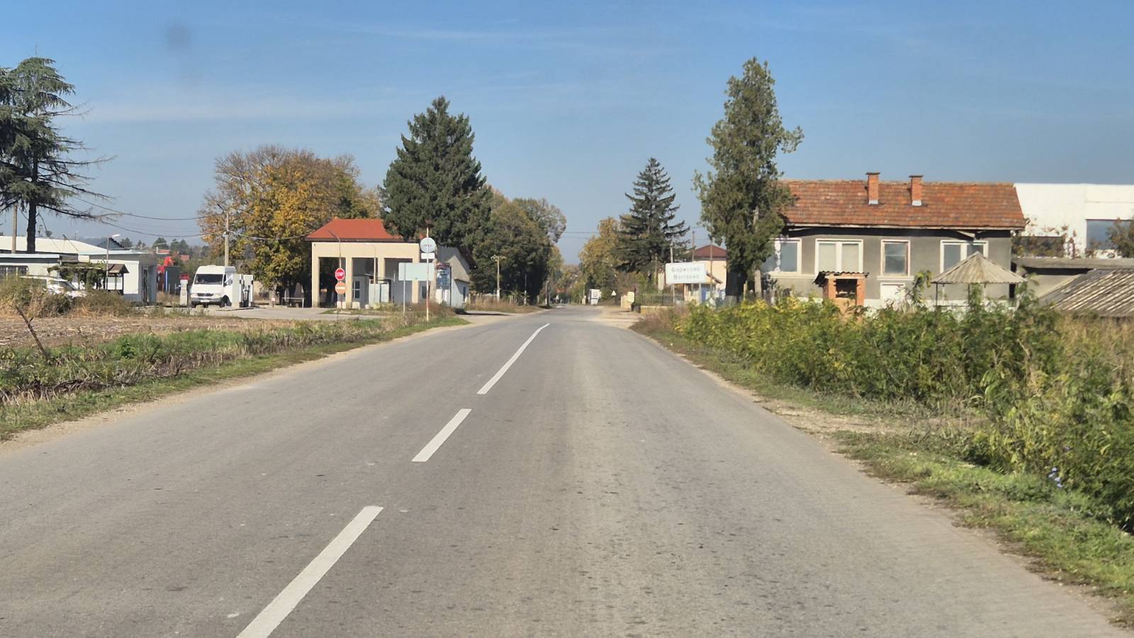 Опасна икономия в Сливо поле: Кметът остави пътя Борисово–Юделник без задължителна маркировка