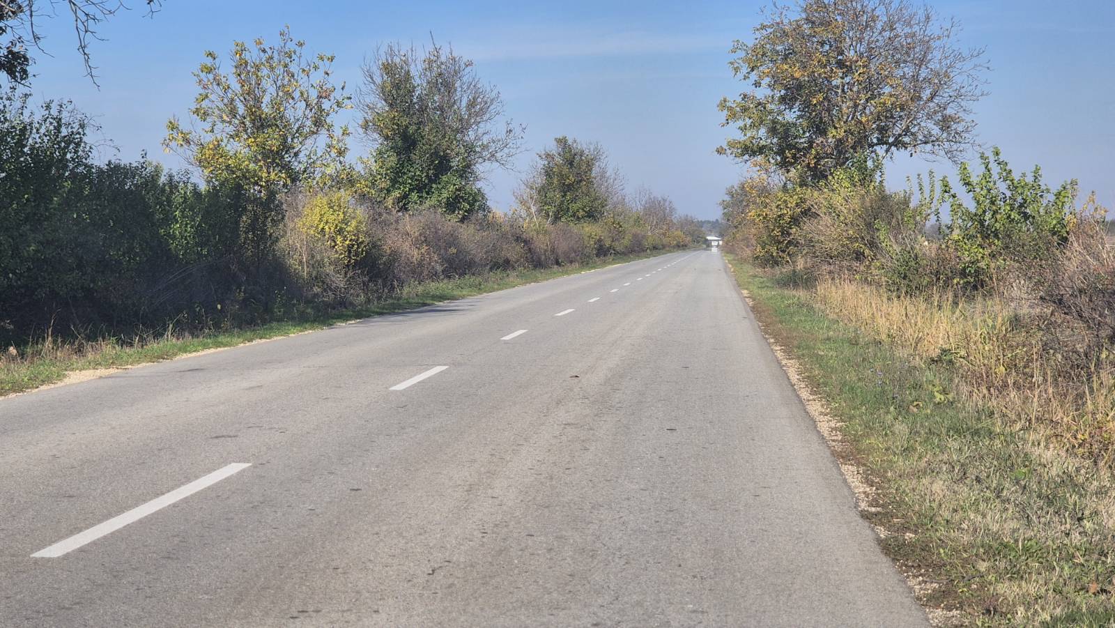 Опасна икономия в Сливо поле: Кметът остави пътя Борисово–Юделник без задължителна маркировка