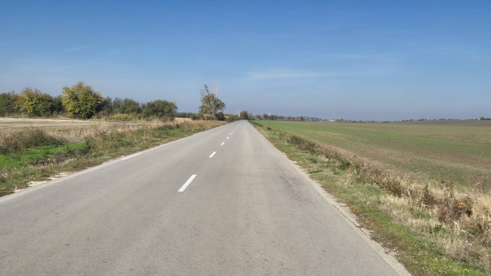 Опасна икономия в Сливо поле: Кметът остави пътя Борисово–Юделник без задължителна маркировка