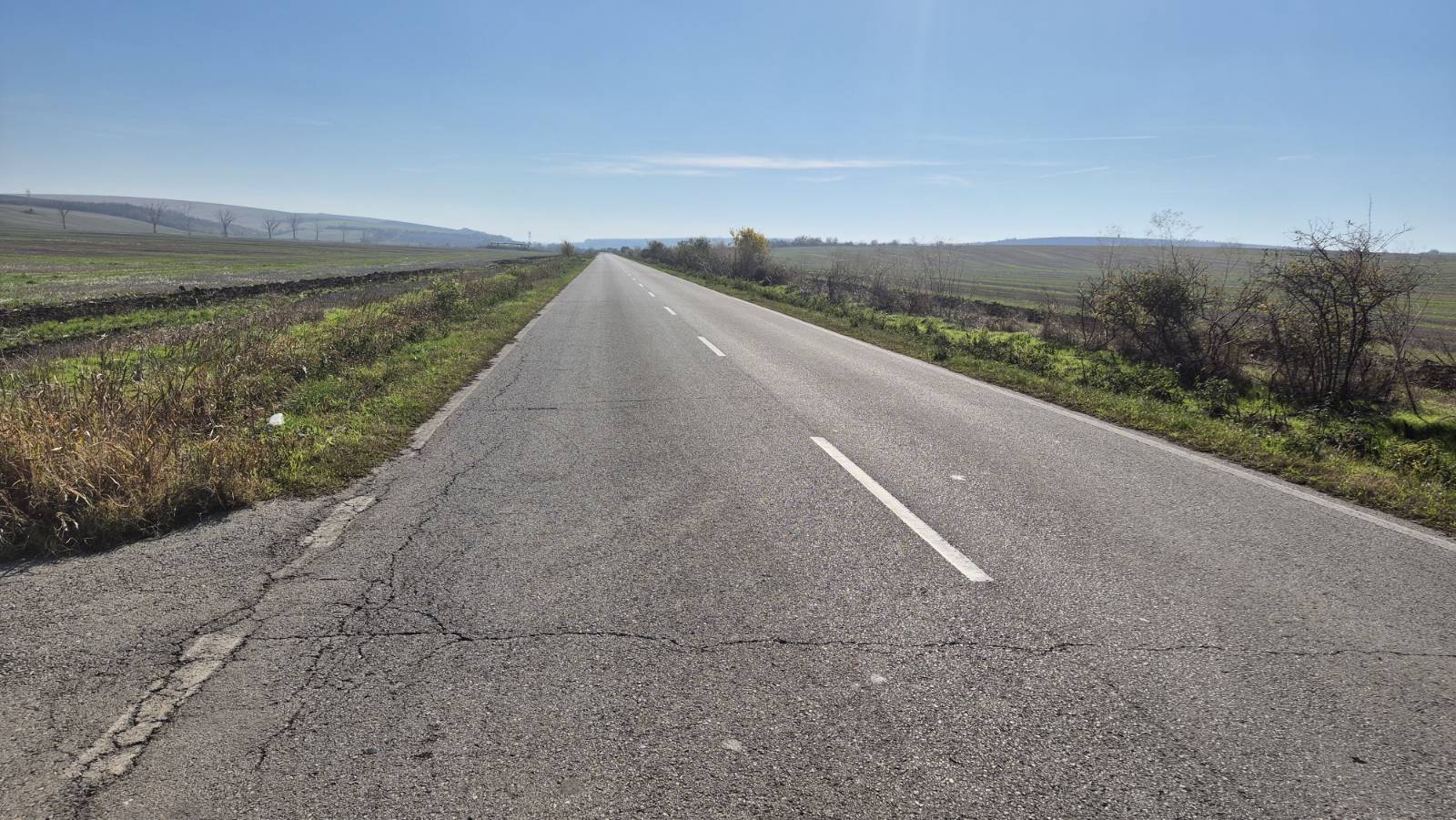 Опасна икономия в Сливо поле: Кметът остави пътя Борисово–Юделник без задължителна маркировка