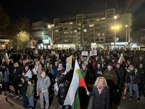 Хиляди пловдивчани протестираха срещу Бюджет 2026, блокираха бул. "Шести септември"