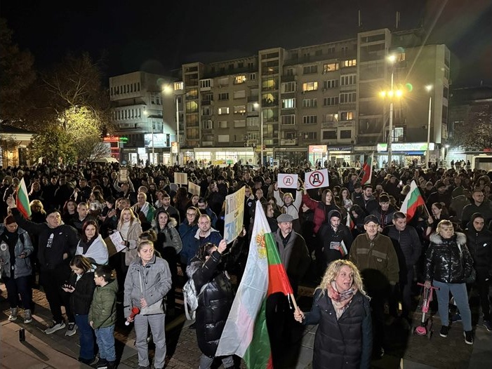 Хиляди пловдивчани протестираха срещу Бюджет 2026, блокираха бул. "Шести септември"