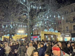 Пловдив грейна коледно: Стотици деца и възрастни изпълниха площада за запалването на елхата