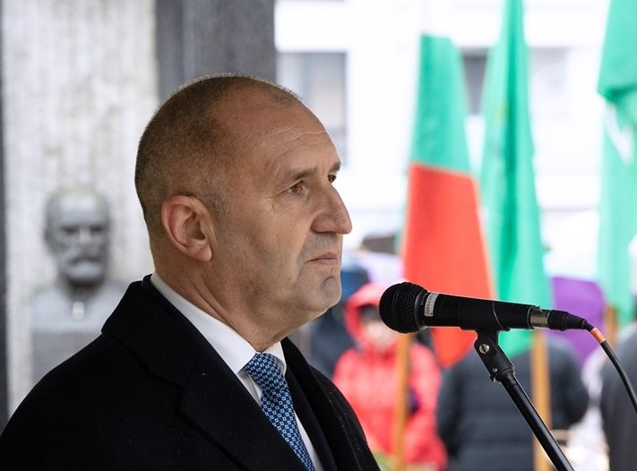 Румен Радев настоява за оставка и предсрочни избори след сблъсъци пред централата на ДПС