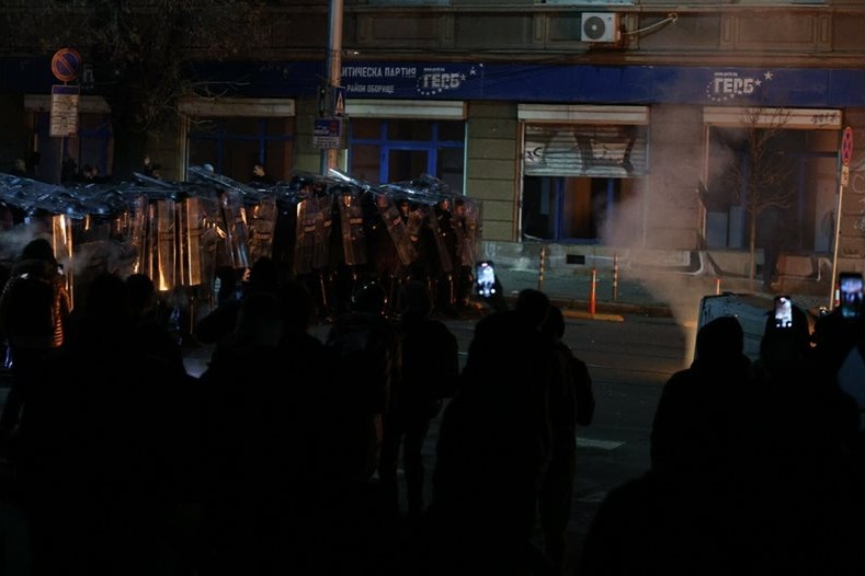 Белобрадова: 25 агитки потрошиха офис на ГЕРБ, полицията бездейства 40 минути