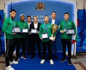 Министър Пешев отличи медалистите от Европейското по бокс до 23 години