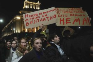 Поколението Z излезе на улицата: Край на онлайн балона