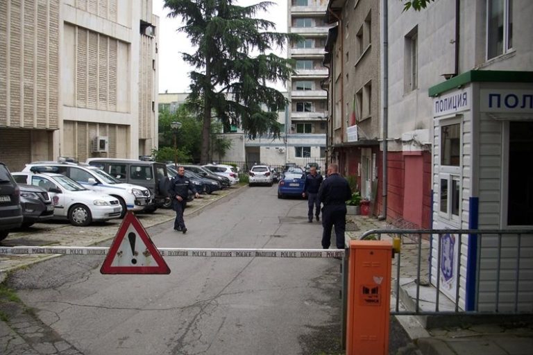 Полицаи спасиха адвокатка от нападение в Дупница