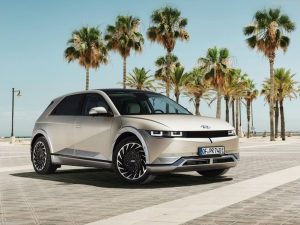 Американец плати 11 000 долара за ремонт на електромобил след разлята вода