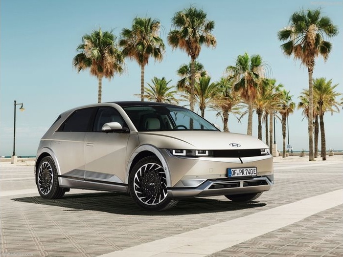 Американец плати 11 000 долара за ремонт на електромобил след разлята вода