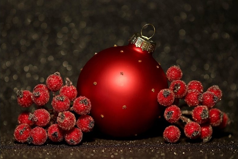 Европейците все още изпращат картички за милиони евро въпреки дигитализацията