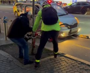 Шофьор спря на велоалея на бул. „Дондуков“, сдърпа се с велосипедист (Видео)