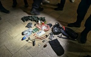 Маски, боксове и пиратки: Полицията иззе оръжия от младежи на протест