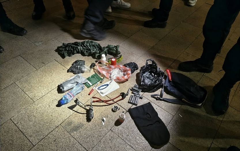 Маски, боксове и пиратки: Полицията иззе оръжия от младежи на протест
