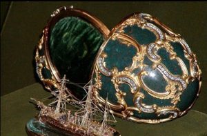 Мъж погълна златно яйце „Фаберже“ за 18 хил. евро, обвинен е в кражба