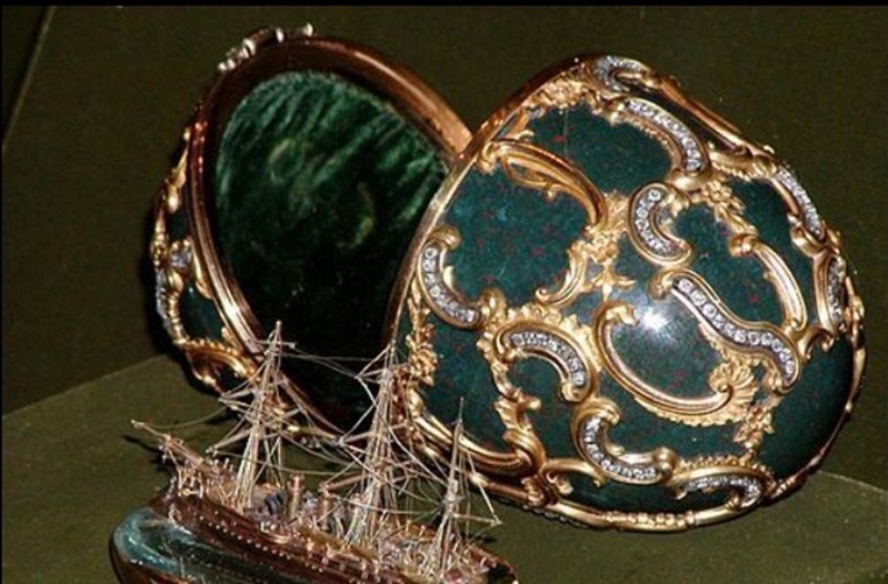 Мъж погълна златно яйце „Фаберже“ за 18 хил. евро, обвинен е в кражба