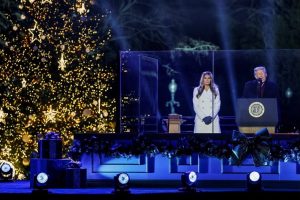 Мелания Тръмп запали коледните светлини до Белия дом