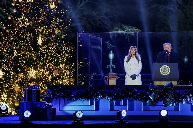 Мелания Тръмп запали коледните светлини до Белия дом