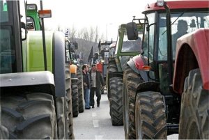 Гръцката полиция използва сълзотворен газ срещу фермери, опитали да блокират летището в Солун