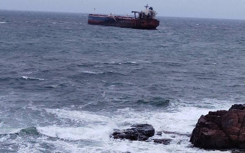 Изоставеният танкер край Ахтопол е неосветен, представлява навигационна опасност