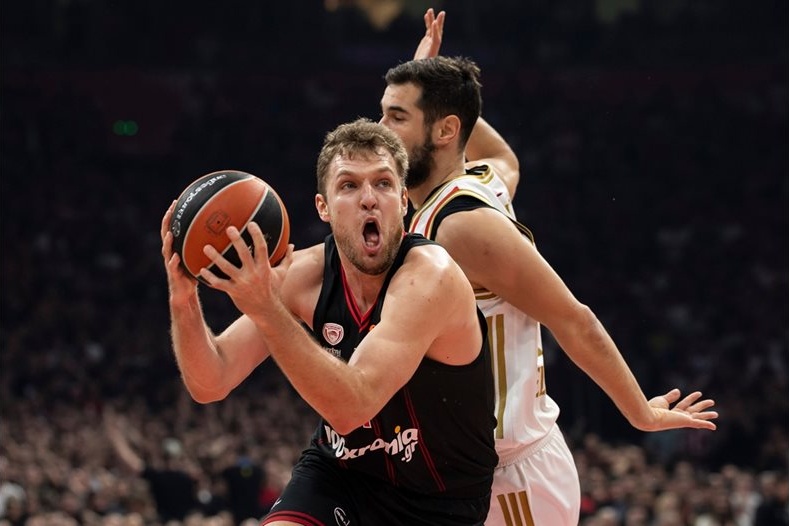 Везенков и "Олимпиакос" с девета поредна победа в Гърция