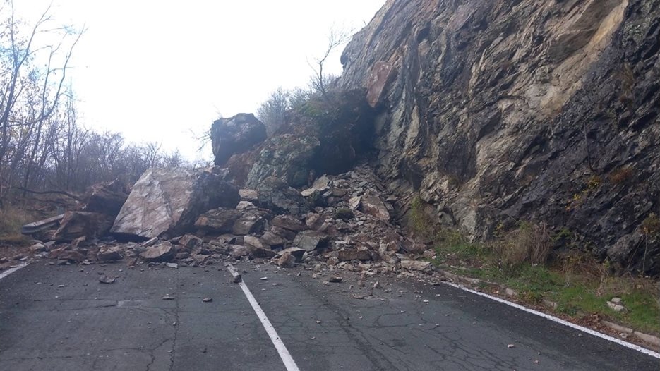 Път II-35 Троян – Кърнаре остава затворен след огромно свлачище