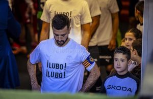 „Местая“ скандира „Любо!“ в подкрепа на Любослав Пенев