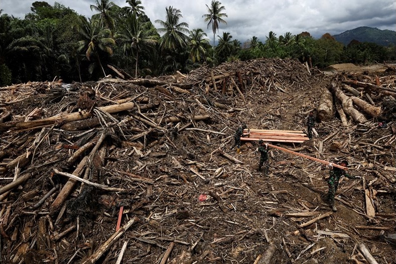 Жертвите от наводненията на Суматра надхвърлиха 900, стотици са в неизвестност