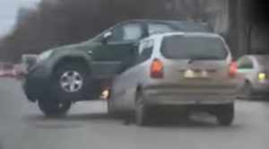 Необичайна катастрофа в „Люлин“: Лека кола качи джип на капака си