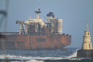 Танкерът „Кайрос“, ударен от дрон, се изтегля към Бургас