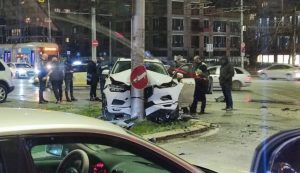 Кола се заби в светофар на оживено кръстовище в София